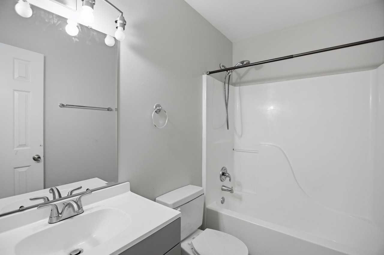 4044 Cedars Parkway #B - Photo 3 of 8