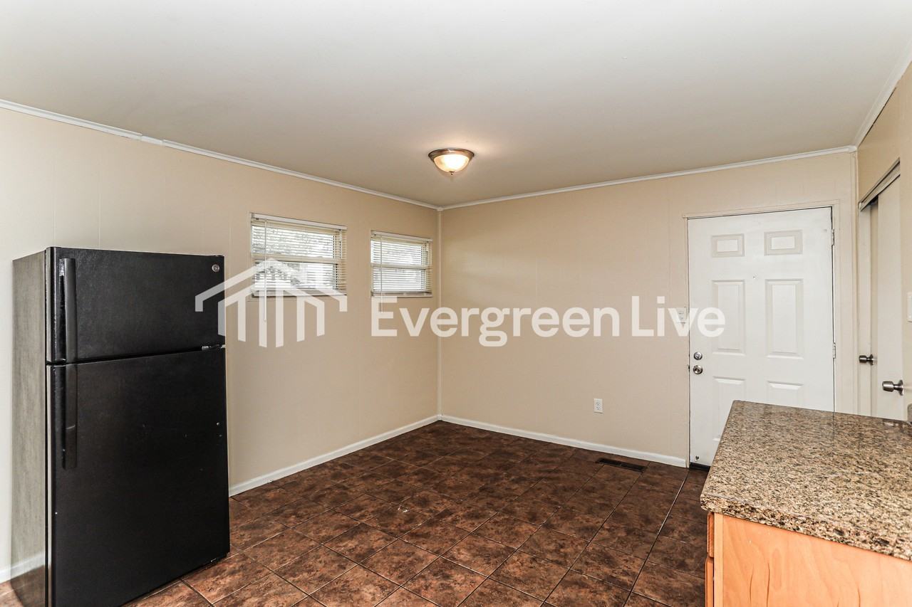 9622 Sacramento St - Photo 6 of 15