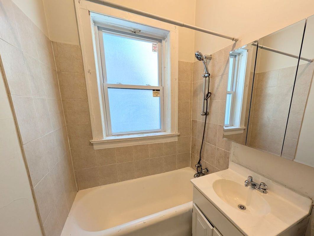 325 Kedzie St - Photo 7 of 10
