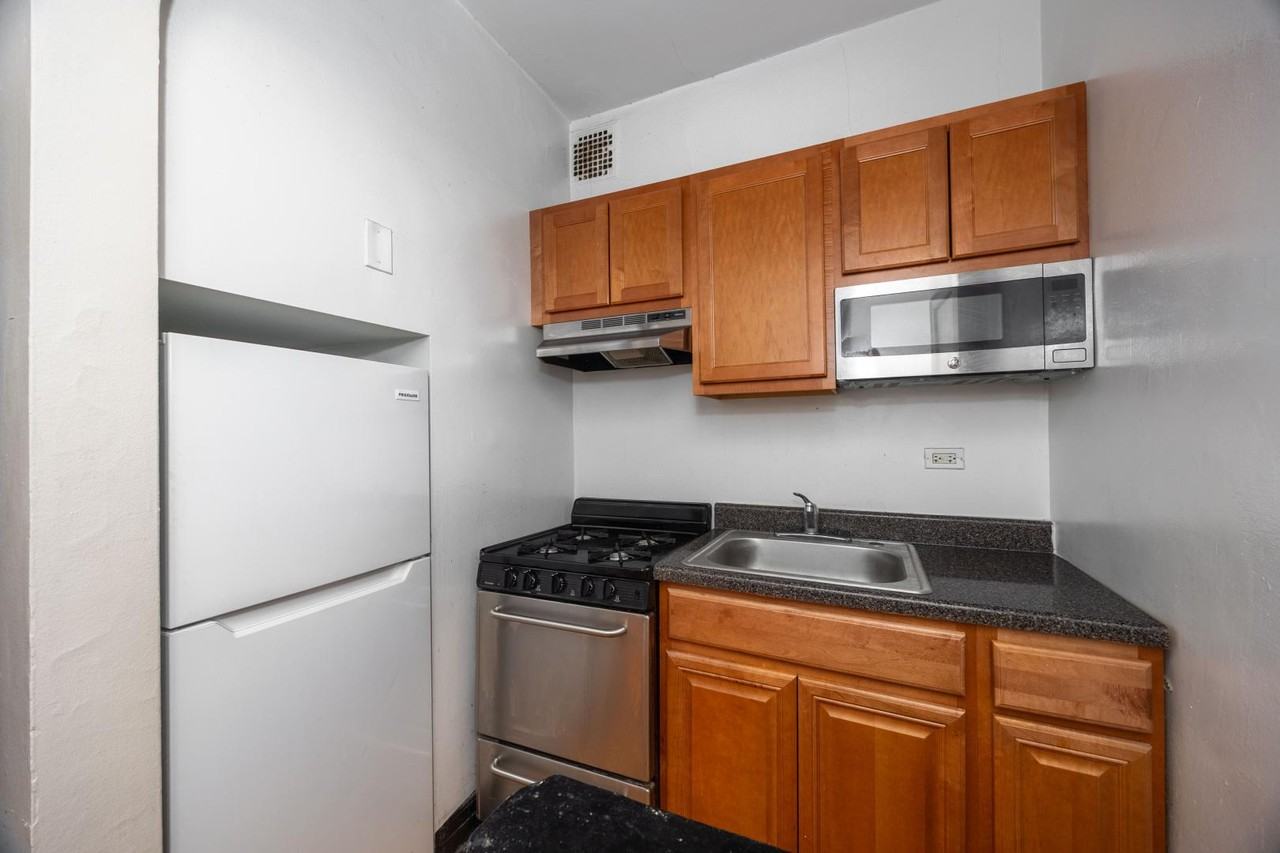 948 W Cuyler Ave #108 - Photo 2 of 14