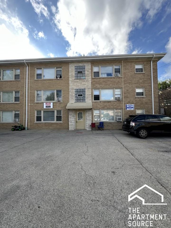 N Milwaukee Ave #2B - Photo 3 of 4