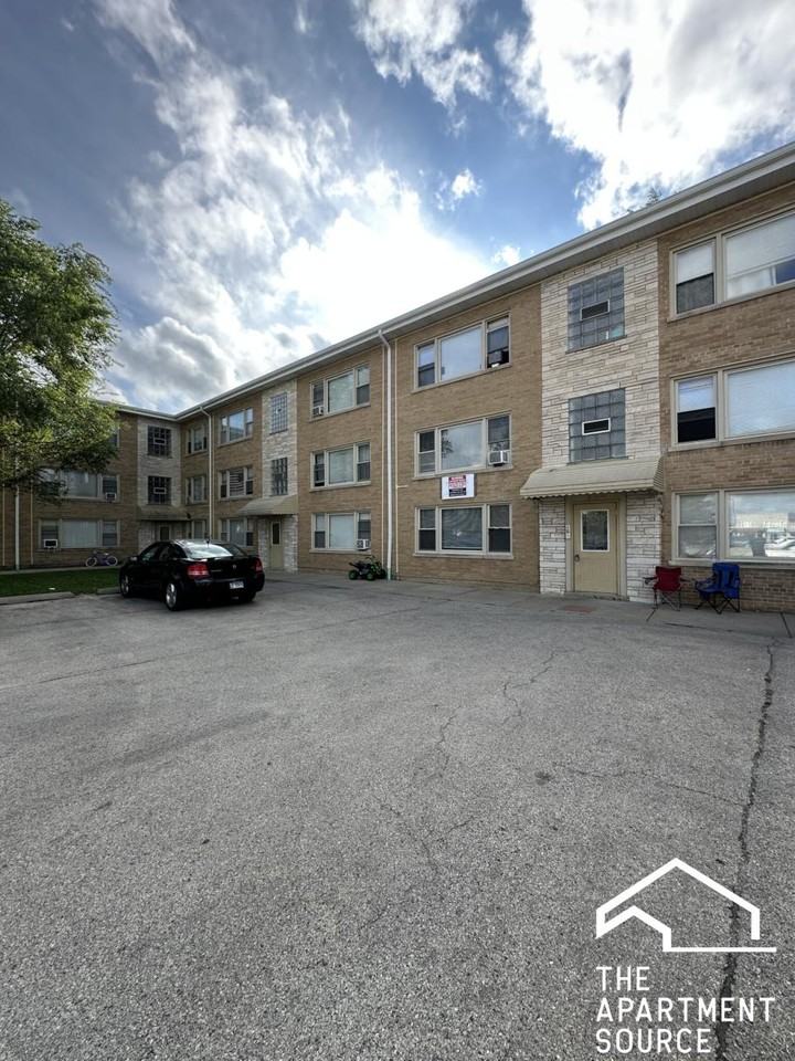 N Milwaukee Ave #2B - Photo 4 of 4