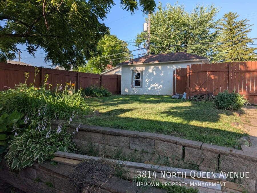 3814 Queen Ave N - Photo 7 of 27