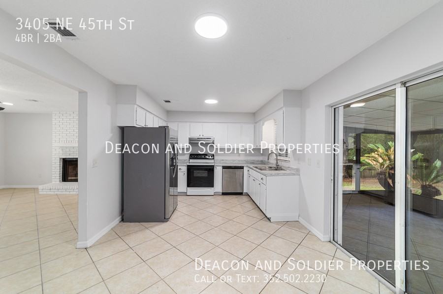 3405 Ne 45th St - Photo 7 of 29