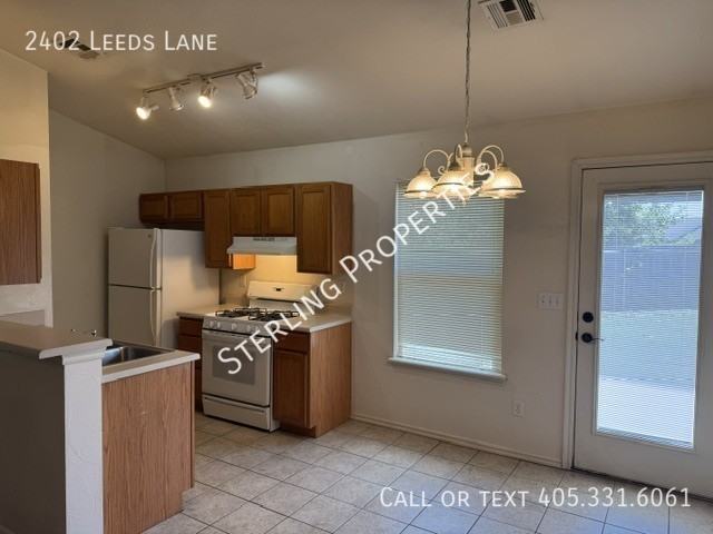 2402 Leeds Ln - Photo 6 of 34