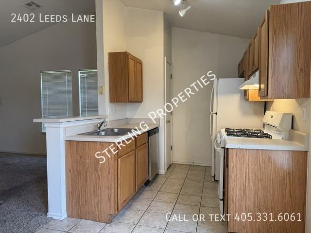 2402 Leeds Ln - Photo 7 of 34