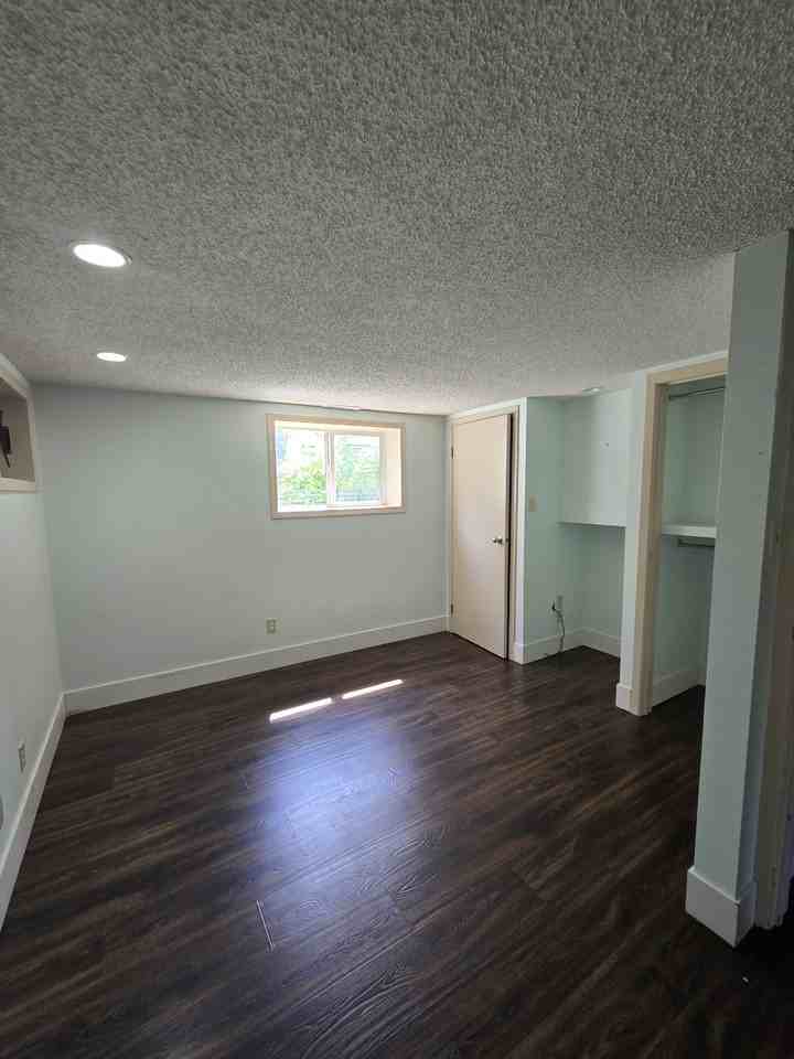 614 21 Ave Ne - Photo 7 of 11