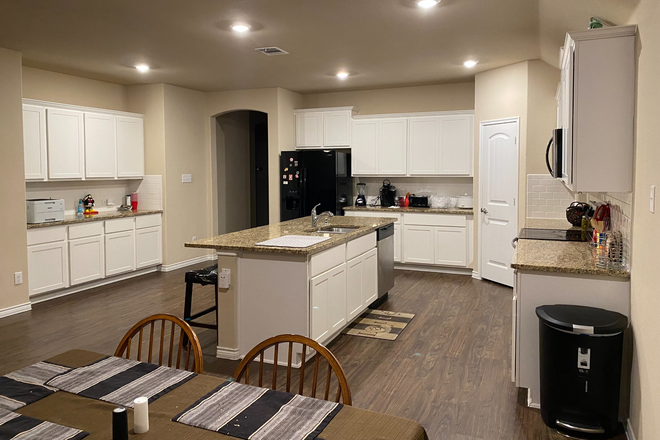 3105 Armstrong St #1 - Photo 4 of 11