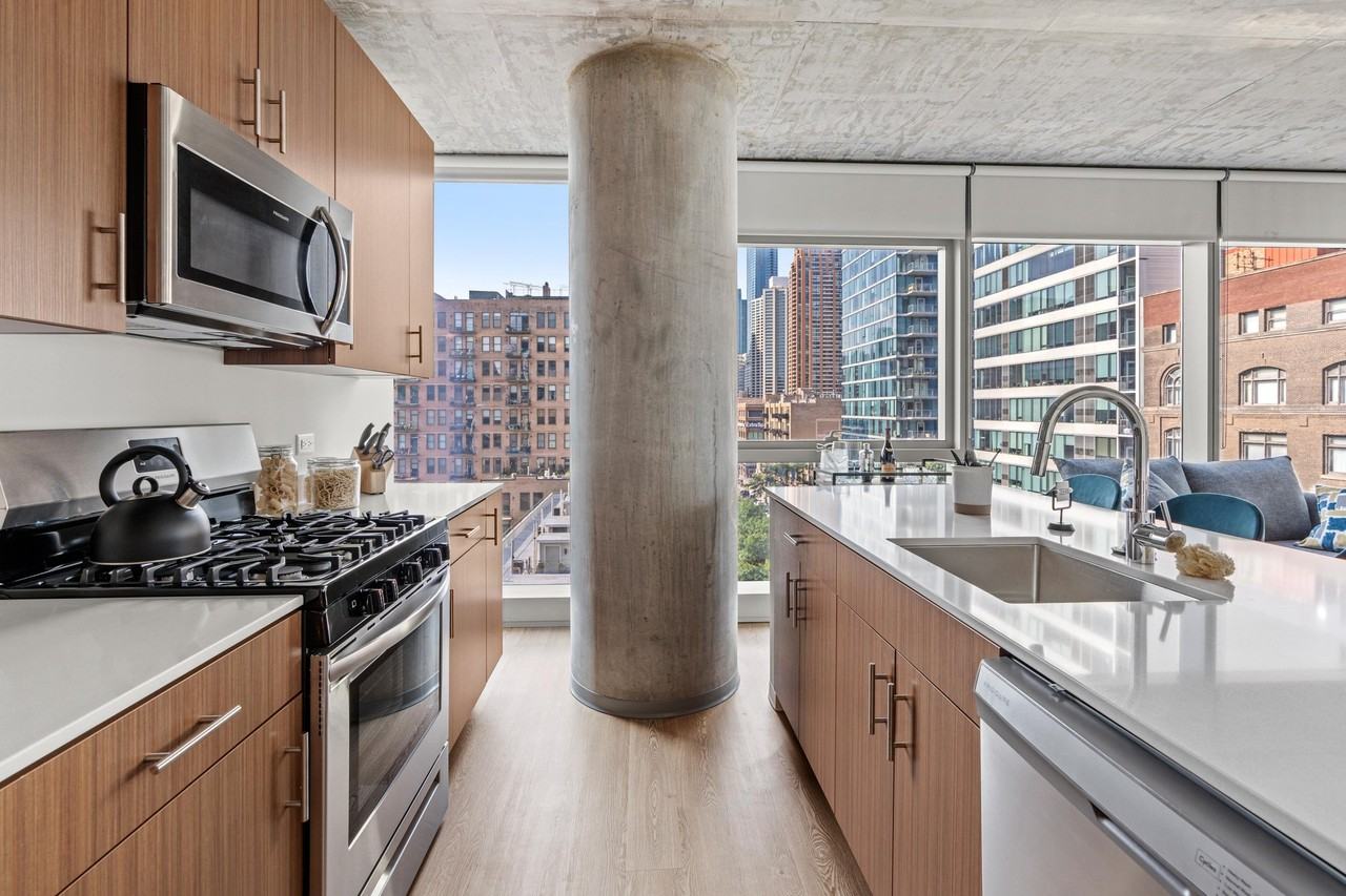 1395 S Wabash Ave - Photo 2 of 9
