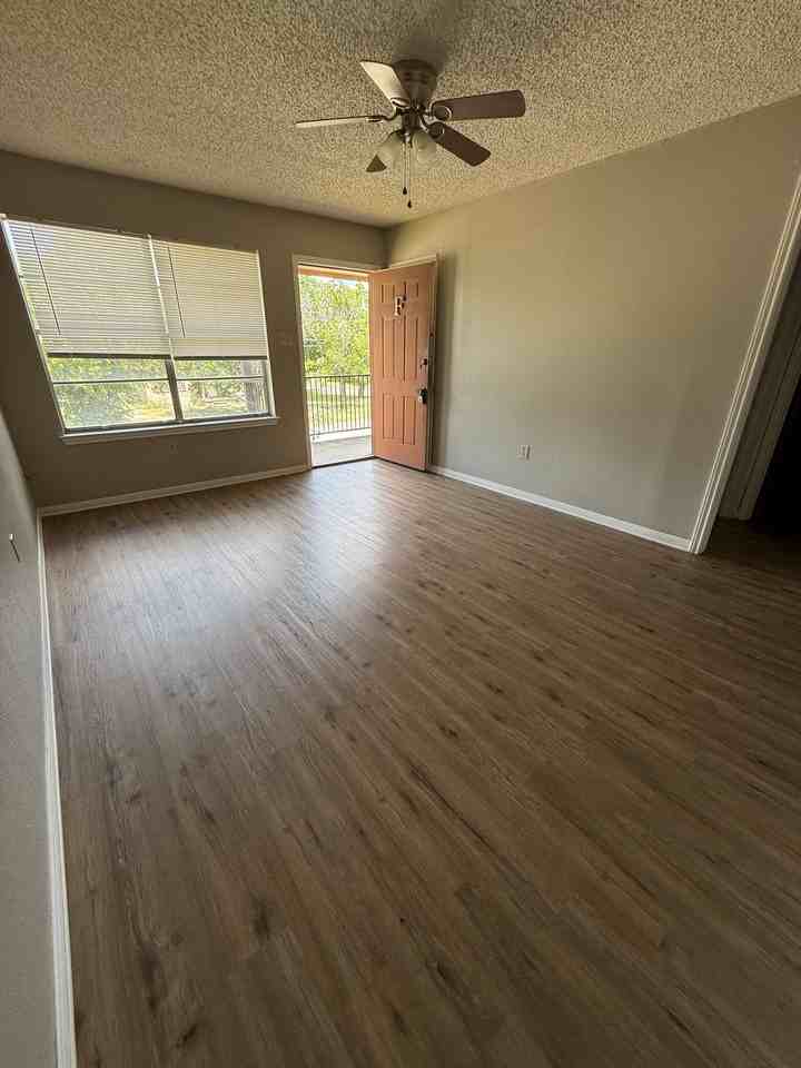 401 N 4th St #F - Photo 4 of 14