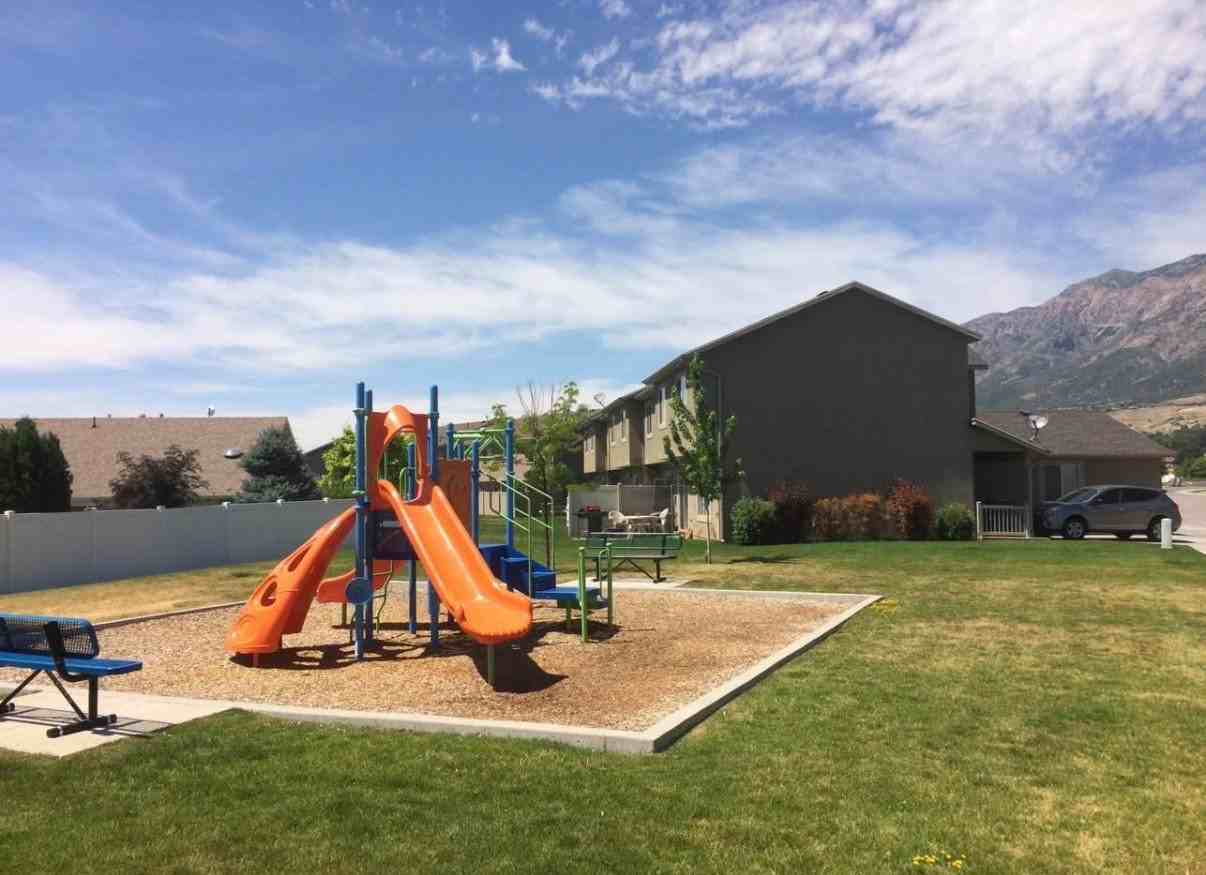 2435 Charleston Ave - Photo 2 of 13