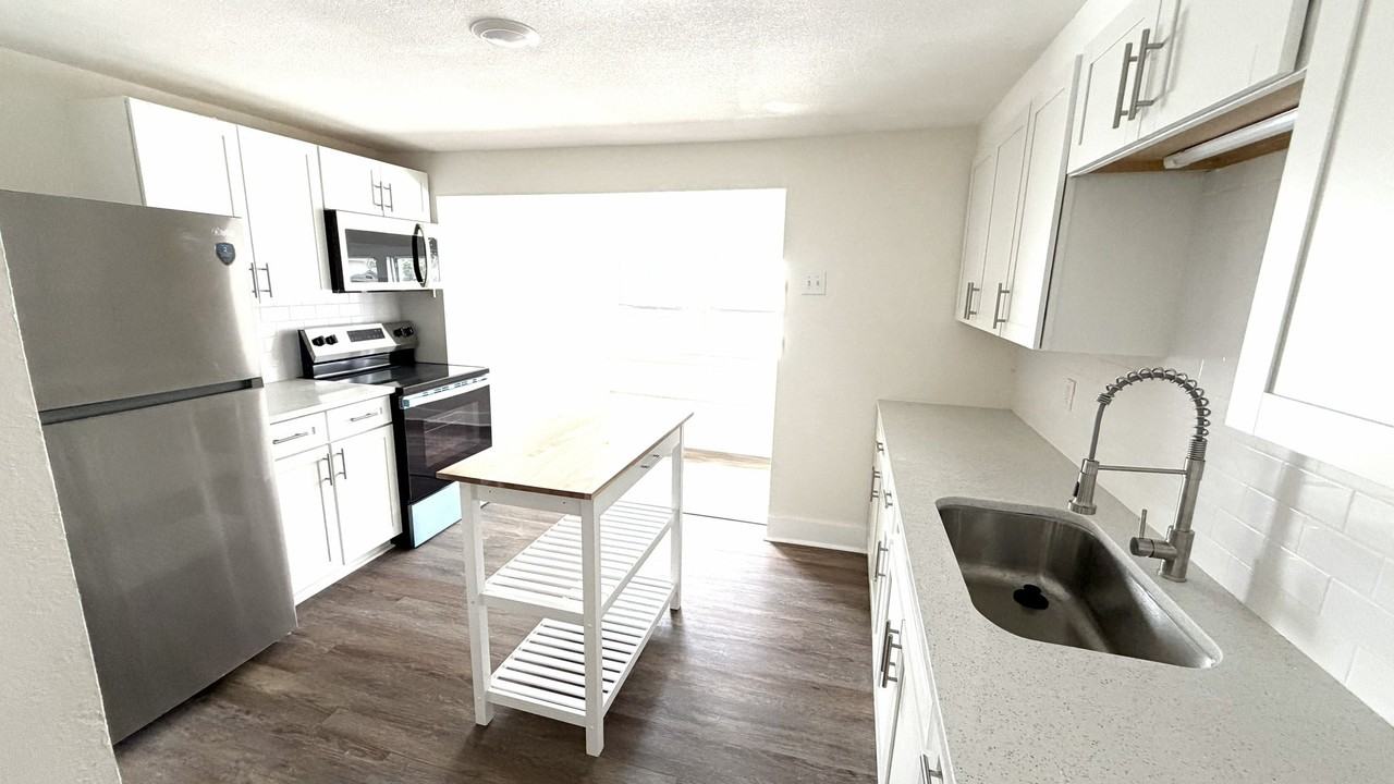 6218 Anderson St - Photo 6 of 10