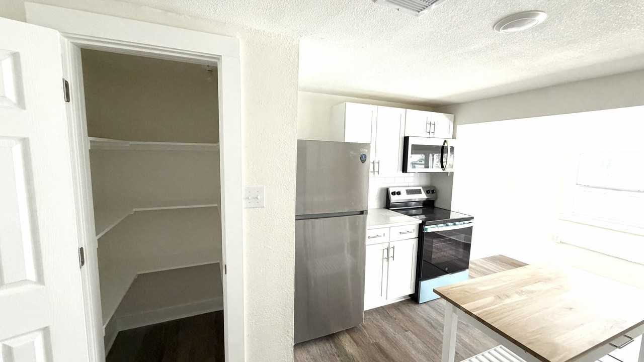 6218 Anderson St - Photo 7 of 10