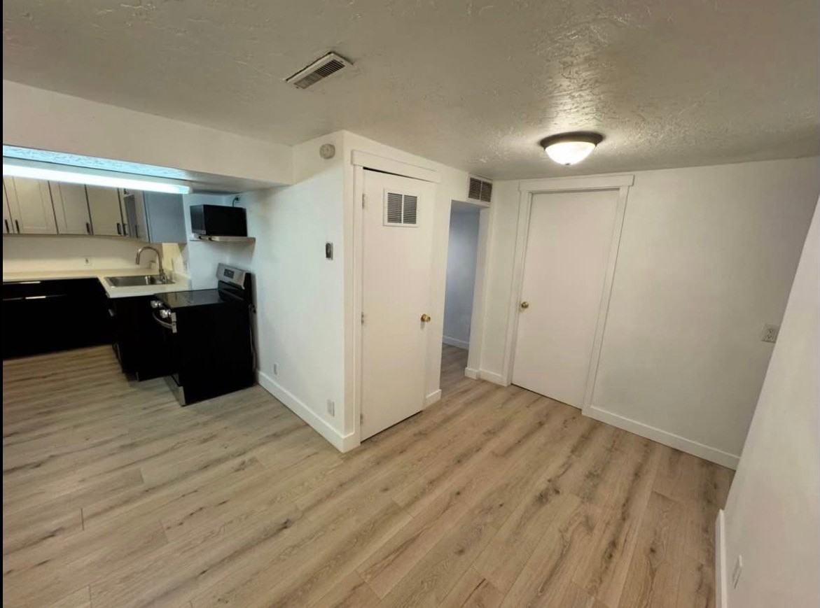 3985 Evelyn Rd - Photo 4 of 9