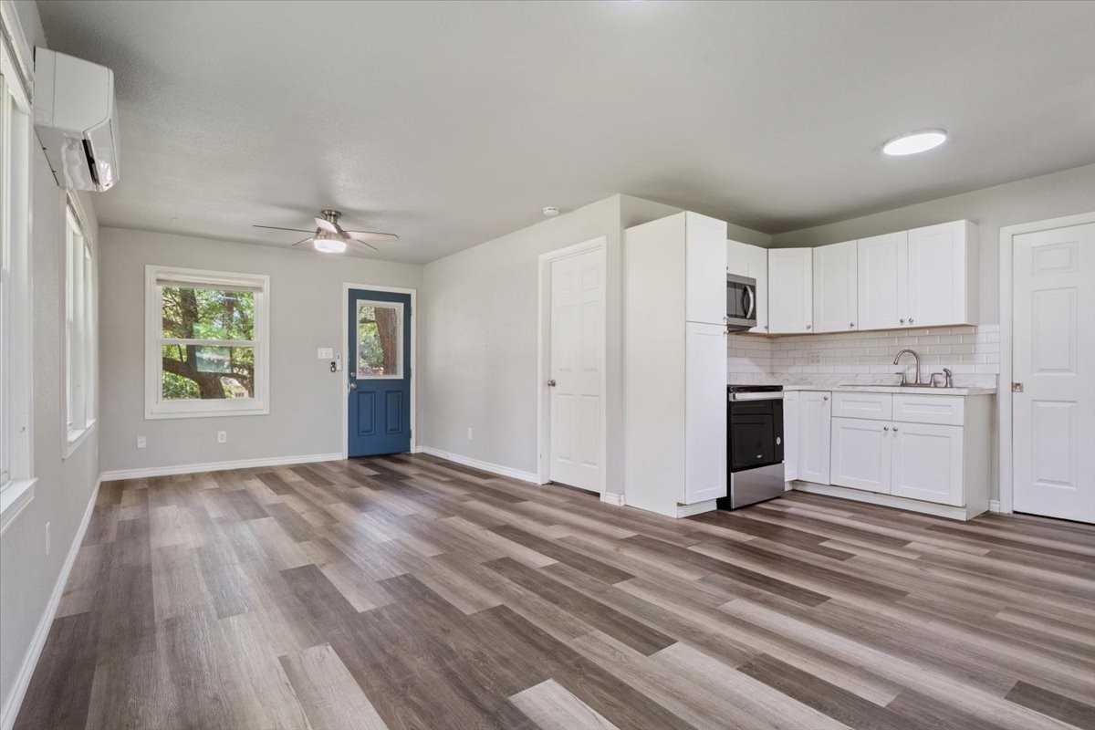 800 W Avenue D #B - Photo 3 of 19