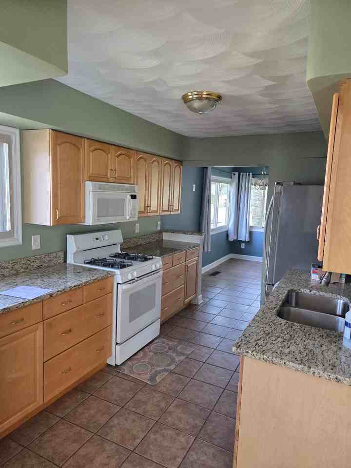 1006 State St - Photo 4 of 11