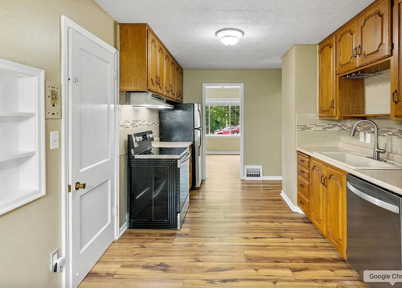 921 Mclaughlin Cir - Photo 2 of 5