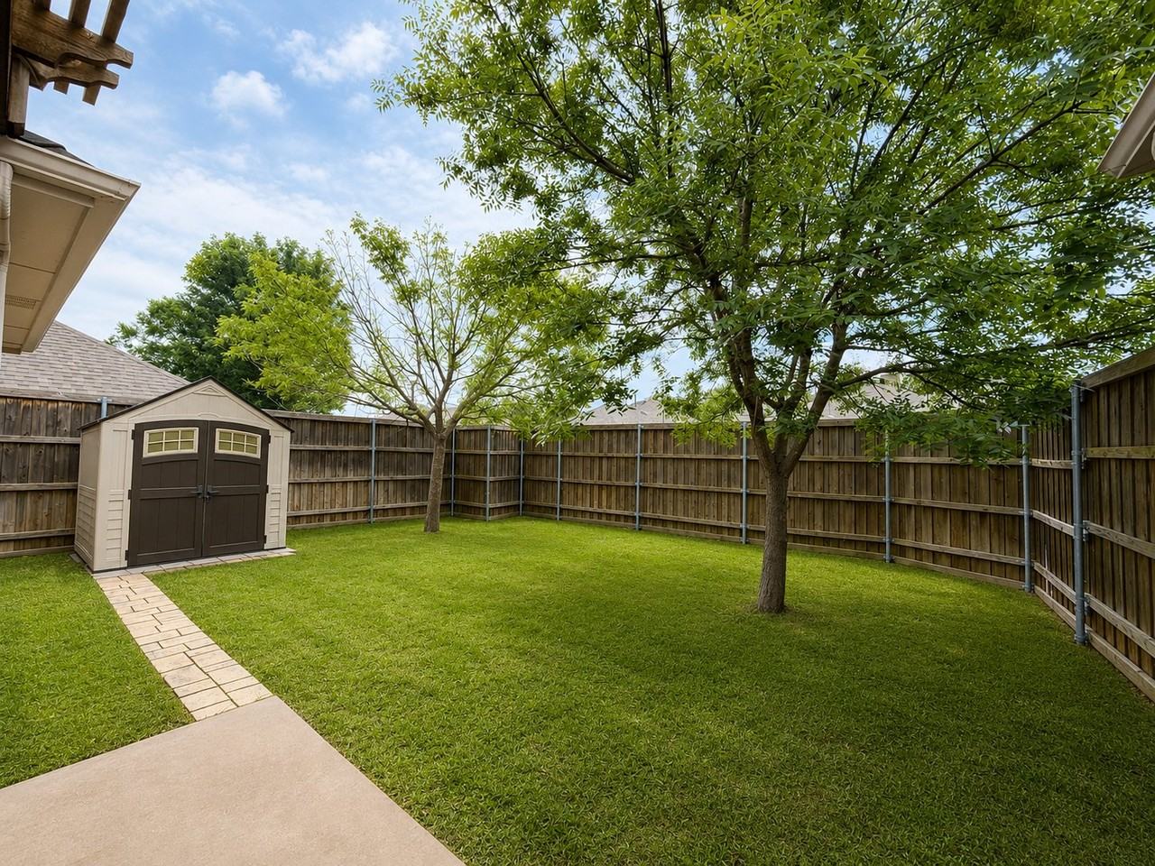 1622 Lake Travis Dr - Photo 2 of 20