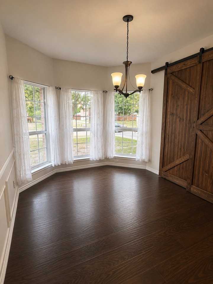 1622 Lake Travis Dr - Photo 3 of 20
