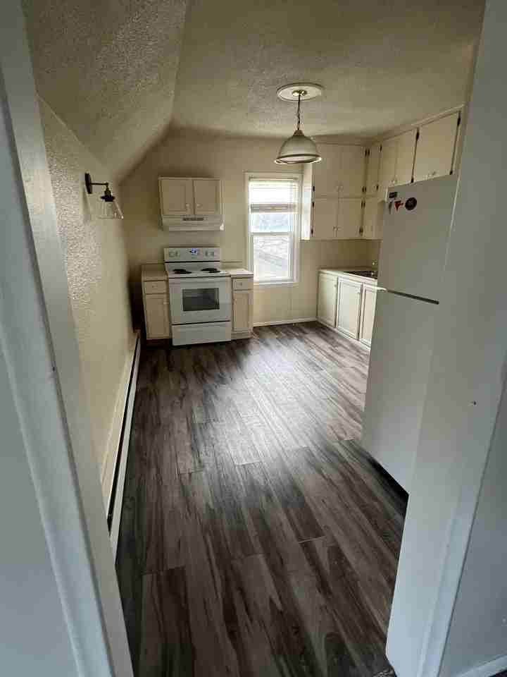 241 6th St - Photo 4 of 5