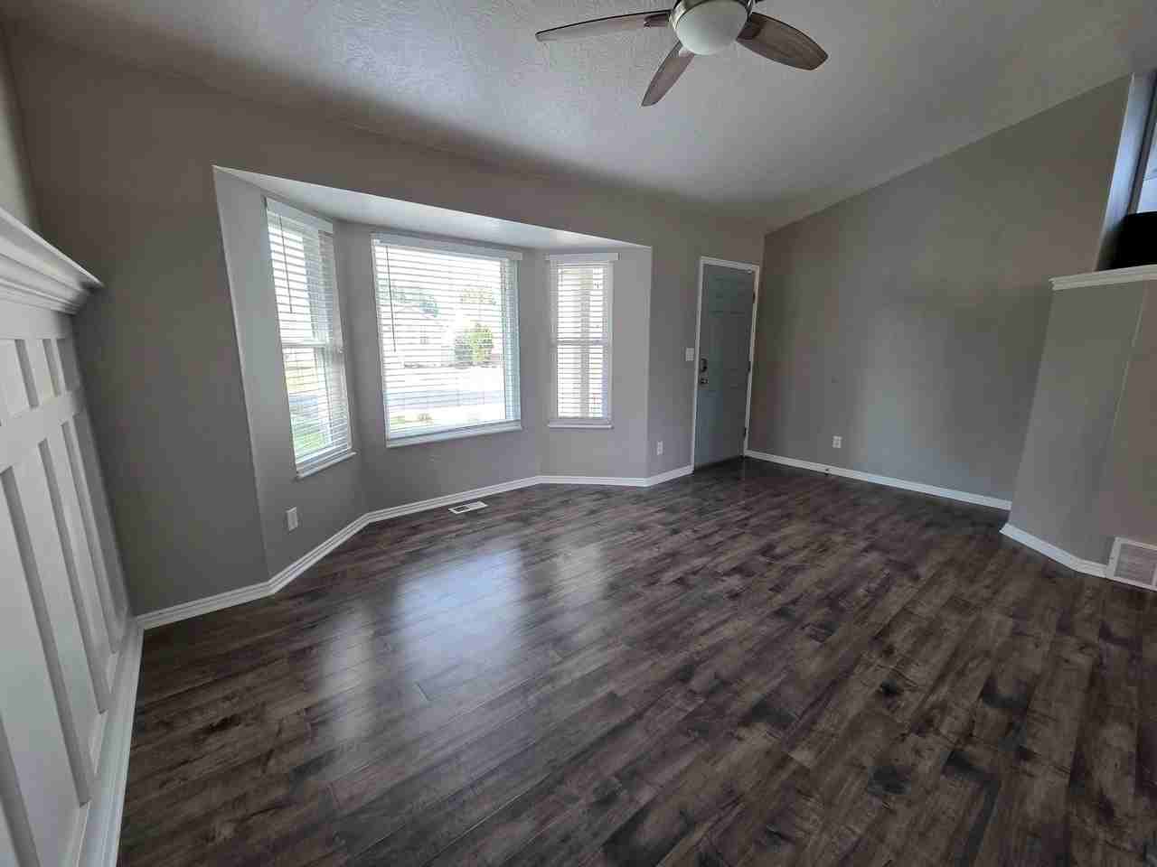 247 W Vineyard Way - Photo 2 of 15