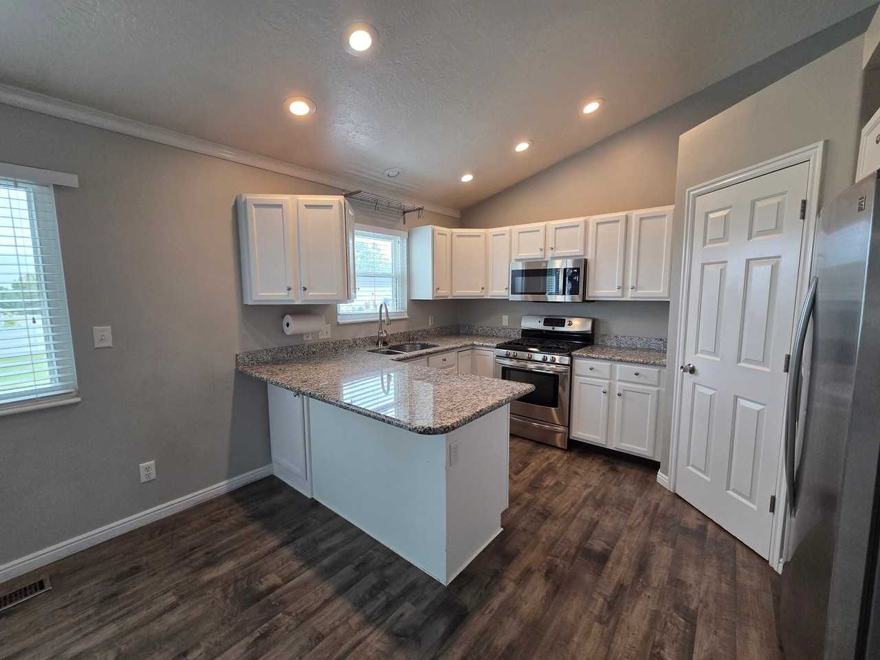 247 W Vineyard Way - Photo 3 of 15