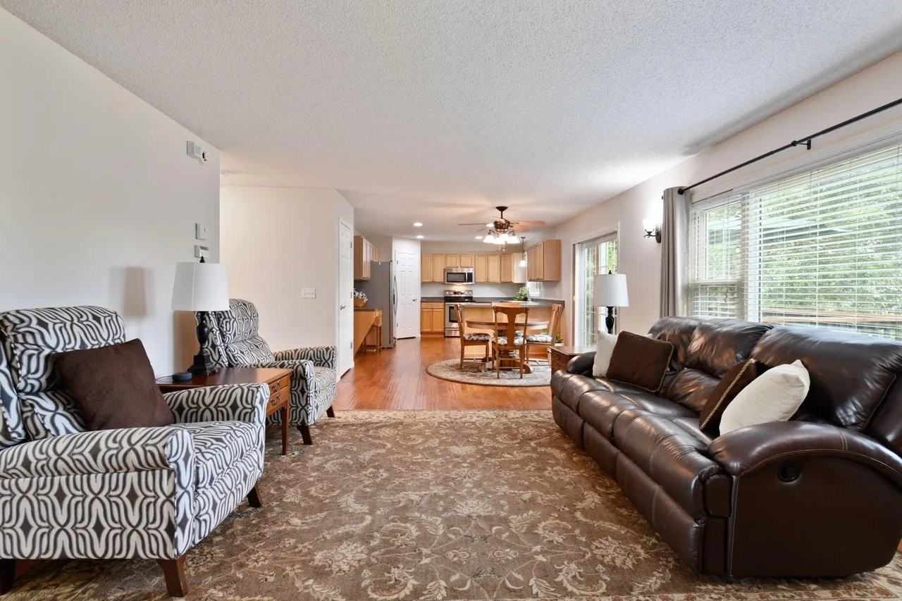 13785 Hill Place Dr - Photo 4 of 11