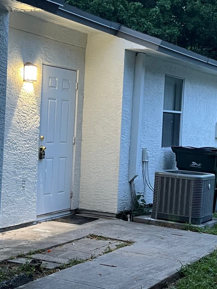 5335 Nw 5th St - Photo 2 of 13