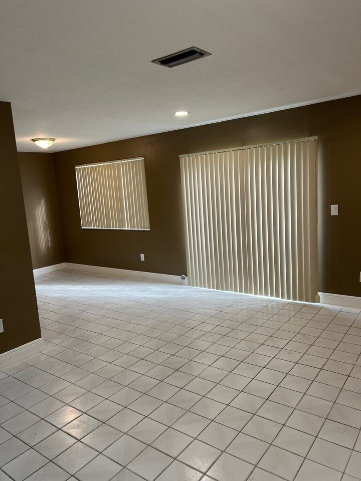 5335 Nw 5th St - Photo 4 of 13