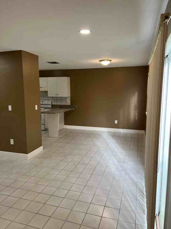 5335 Nw 5th St - Photo 5 of 13