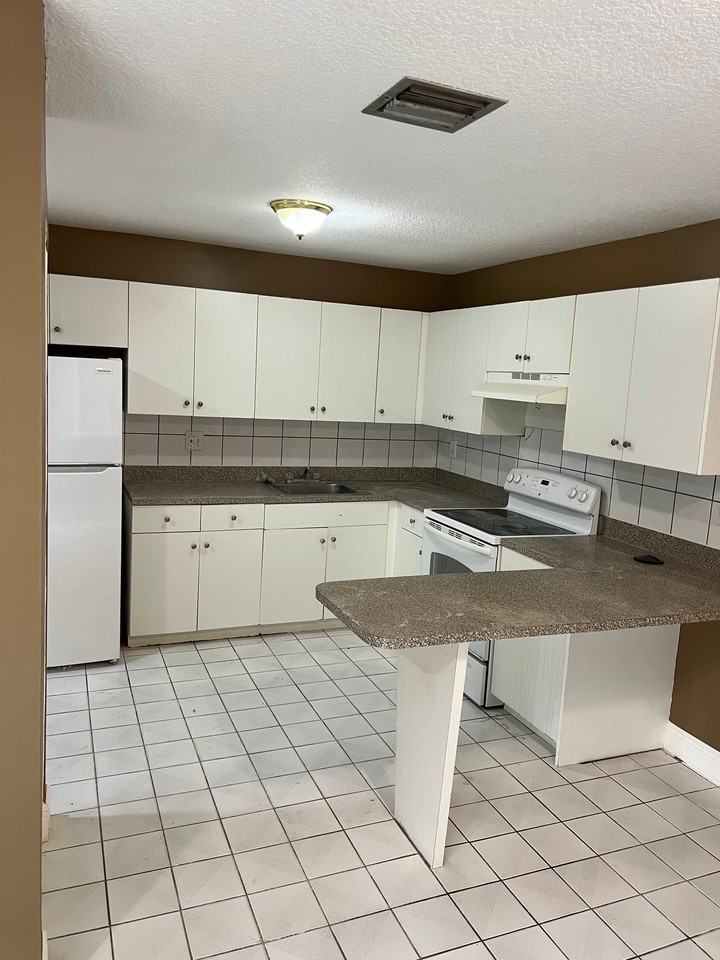 5335 Nw 5th St - Photo 6 of 13