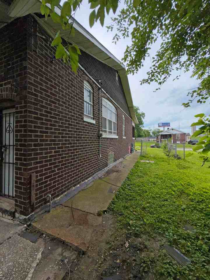 838 N 23rd St - Photo 5 of 18