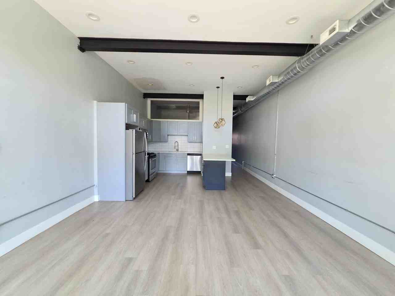 2642 W Pratt Blvd #1 - Photo 3 of 9