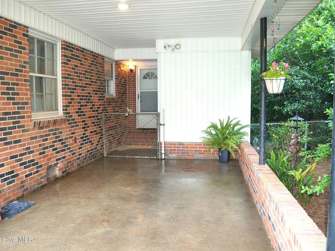 1429 Waccamaw Dr - Photo 3 of 41
