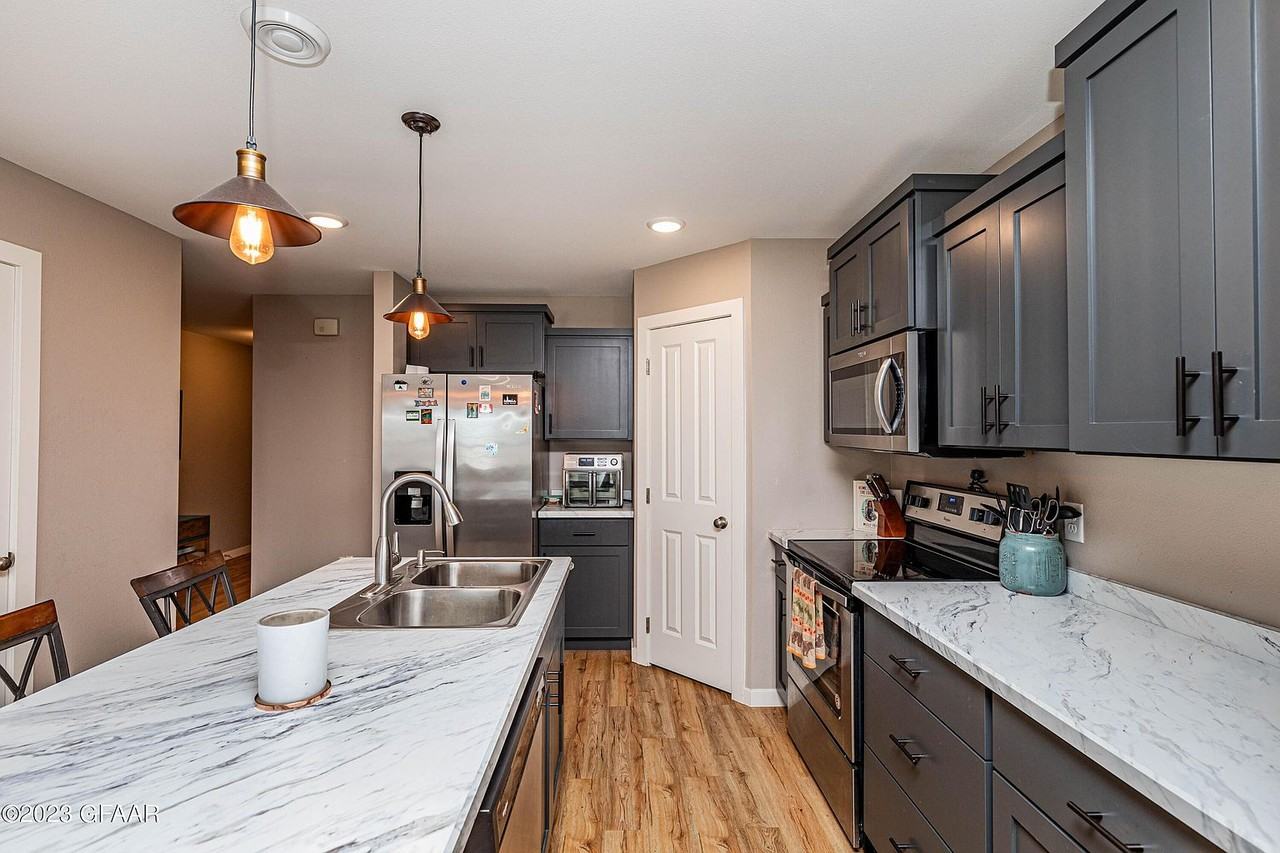 1066 Thames Court - Photo 2 of 2