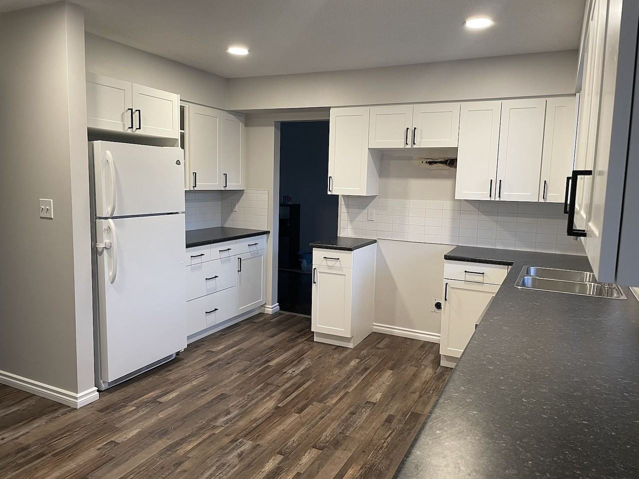 4317 42 St - Photo 4 of 17