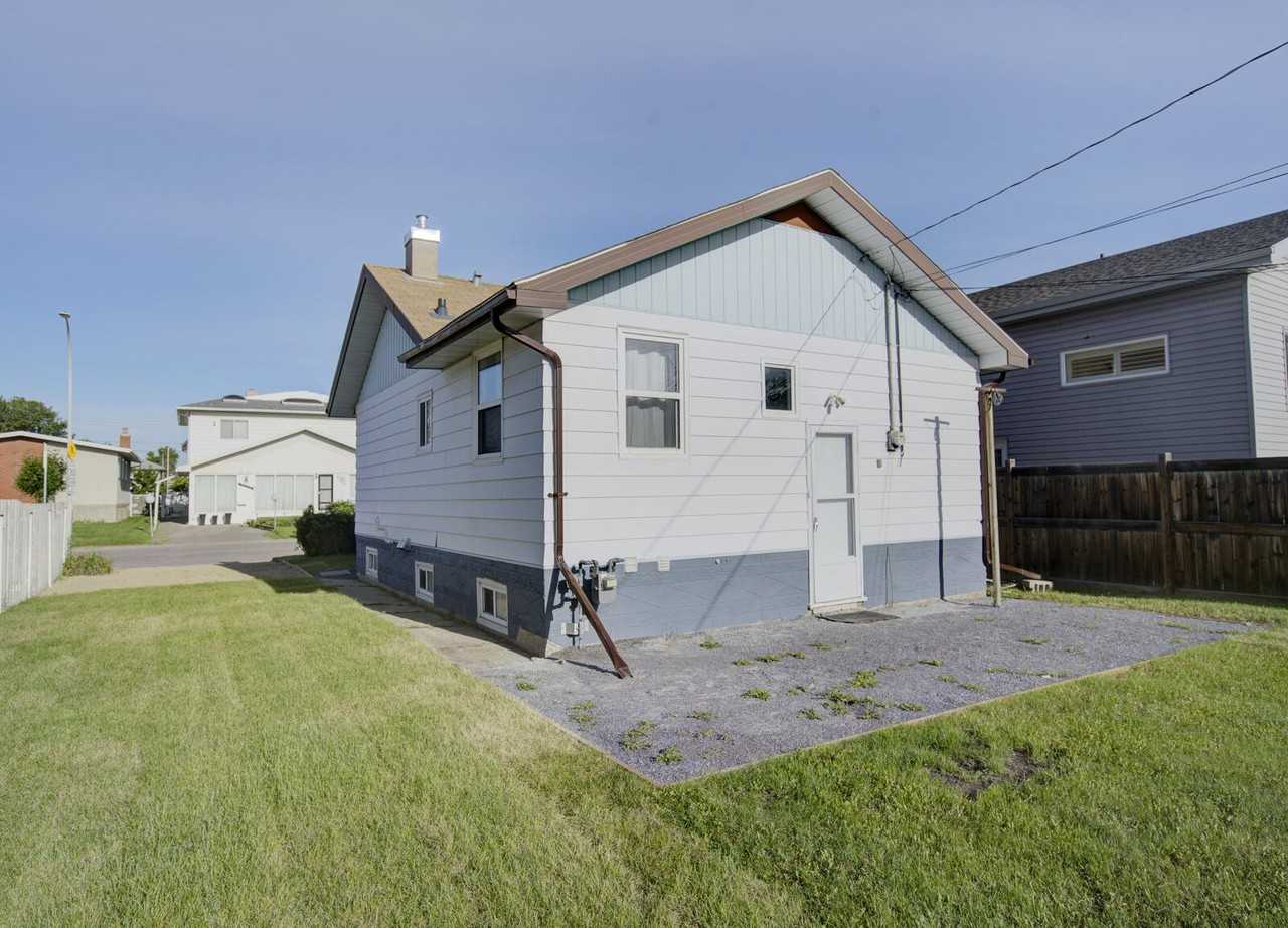 9909 157 St Nw - Photo 3 of 25