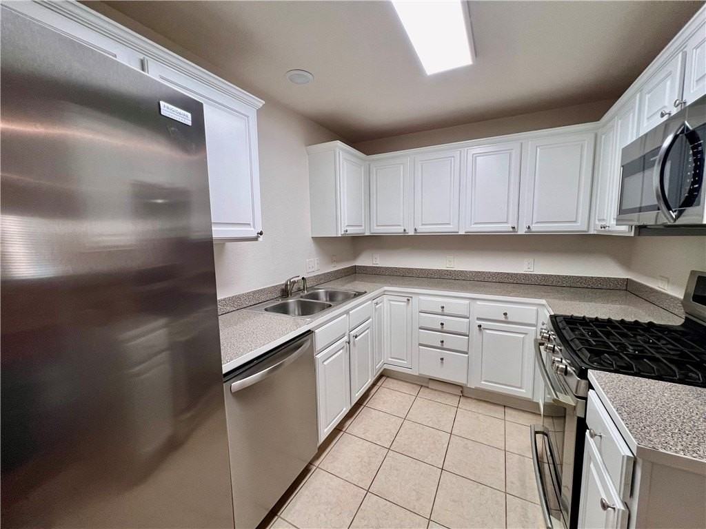 1666 N Oakland Ave - Photo 6 of 21