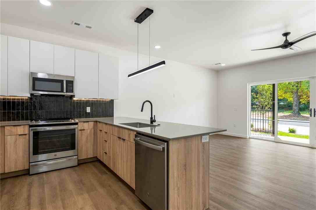 947 Se 10th St - Photo 6 of 17