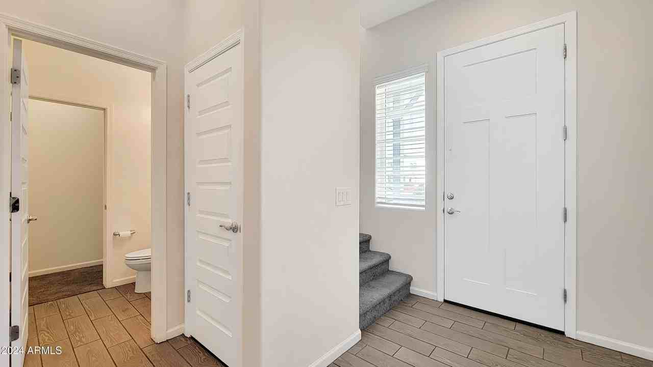 15733 W Polk St - Photo 3 of 32