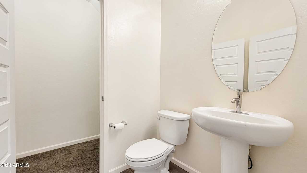 15733 W Polk St - Photo 4 of 32