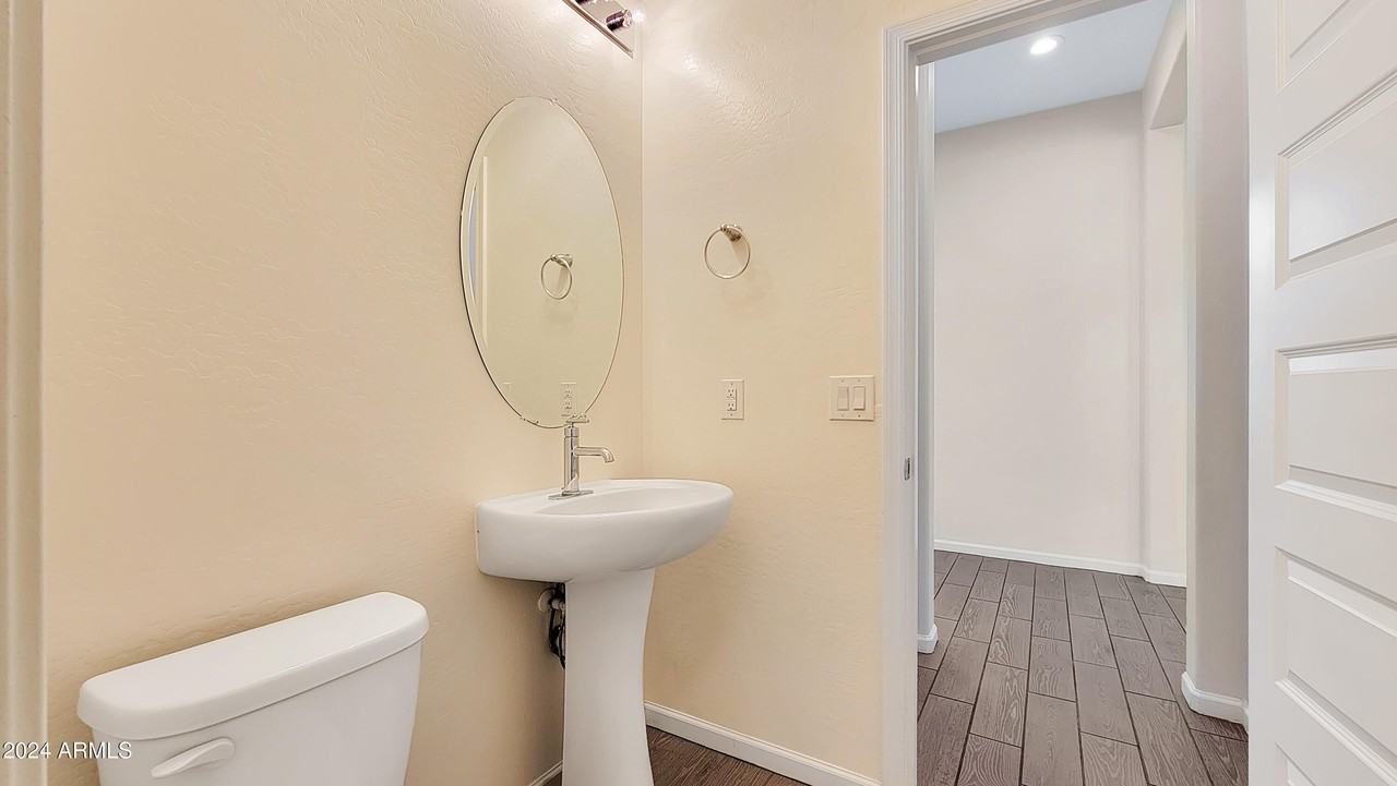 15733 W Polk St - Photo 5 of 32