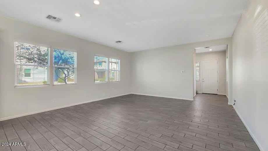 15733 W Polk St - Photo 7 of 32