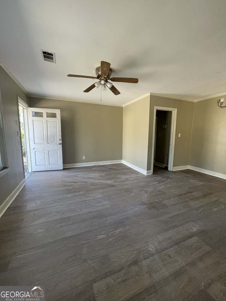 604 W Moore St - Photo 2 of 7