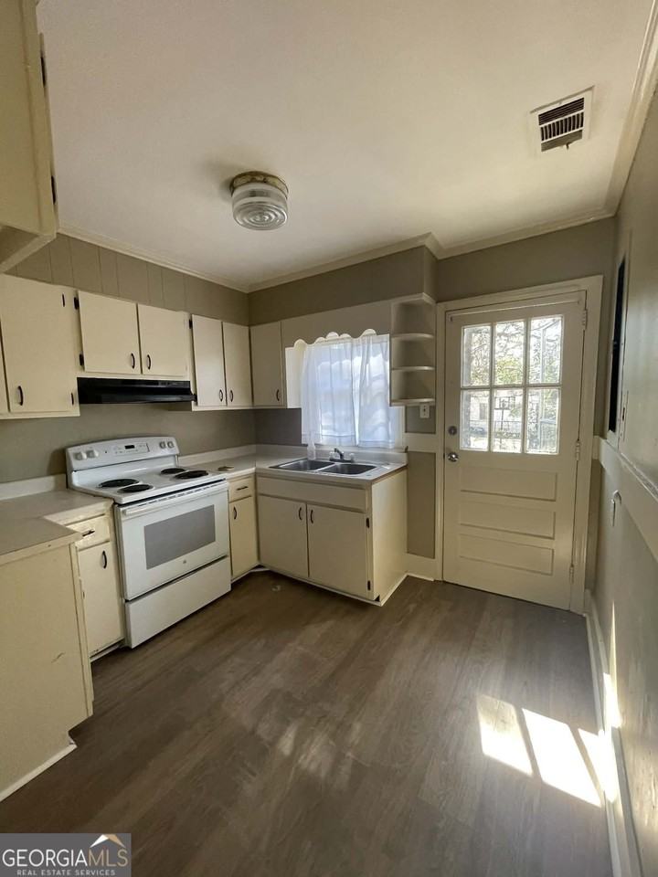 604 W Moore St - Photo 3 of 7