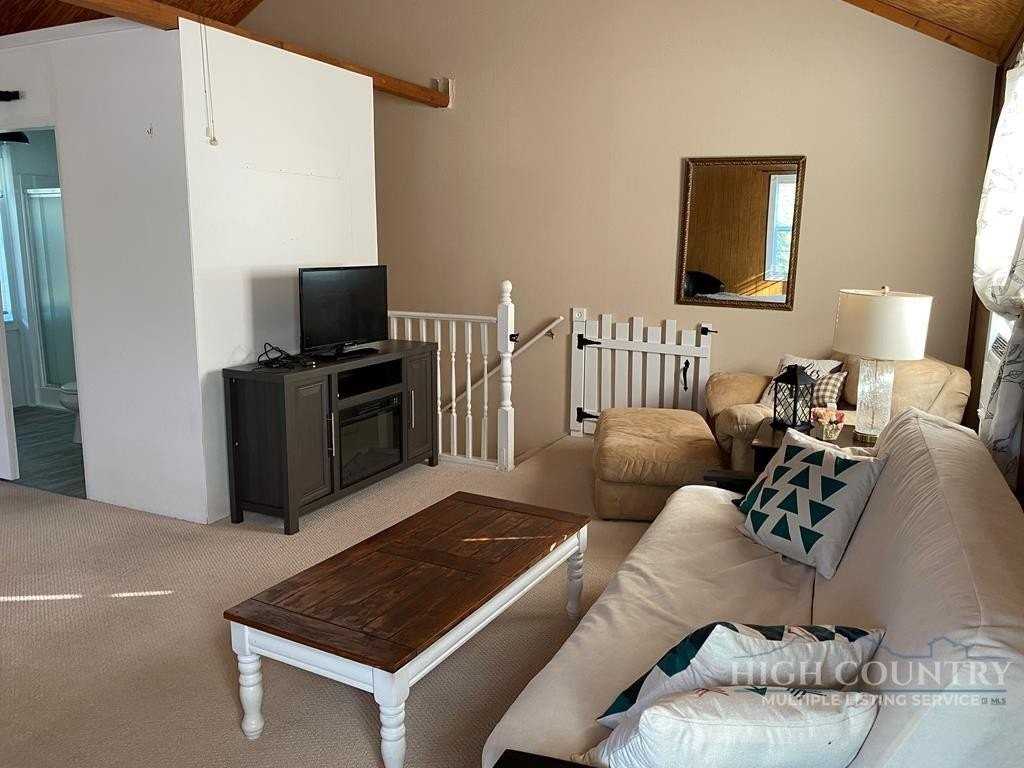 562 Nikanor Rd - Photo 3 of 8