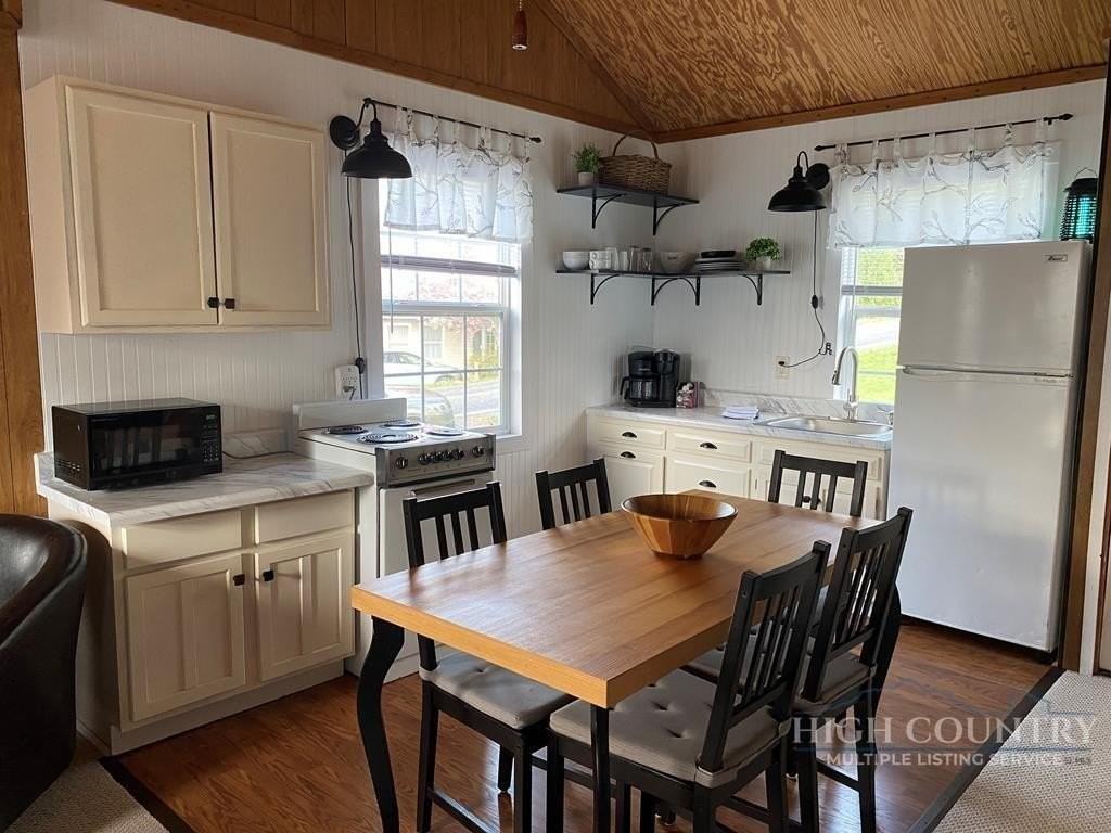562 Nikanor Rd - Photo 4 of 8