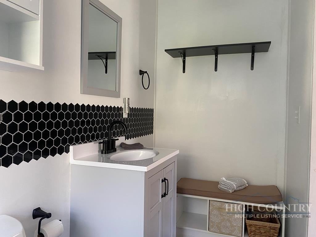 562 Nikanor Rd - Photo 5 of 8