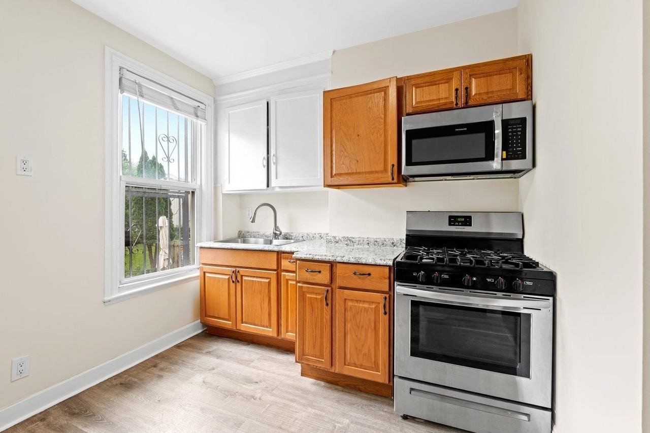 294 Clerk St #1 - Photo 4 of 18