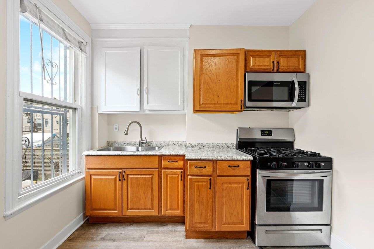 294 Clerk St #1 - Photo 5 of 18